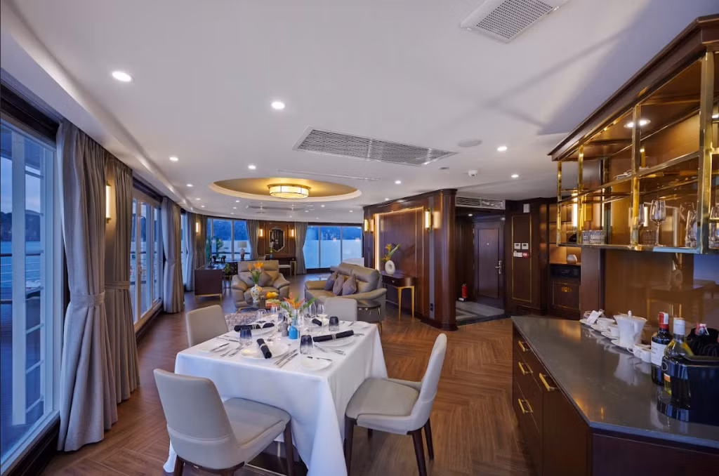 Gallery Suite rộng 140m2 tích hợp phòng khách rộng, không gian ăn uống riêng tư.