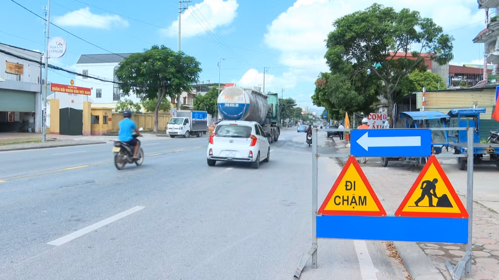 Đơn vị đã đặt biển cảnh báo cho các phương tiện lưu thông trên quốc lộ 18A đoạn đi qua địa bàn phường Vàng Danh.