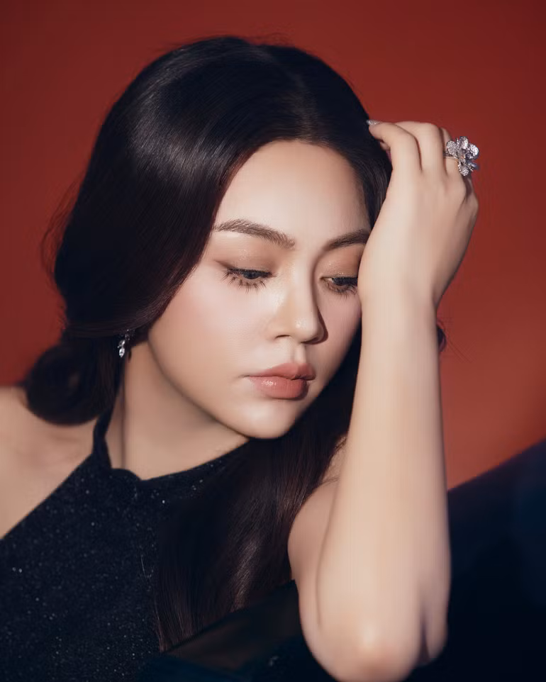 Đầu tư nghiêm túc với chất lượng nghệ thuật cao, các album và MV của Khánh Thy luôn được công chúng yêu thích.