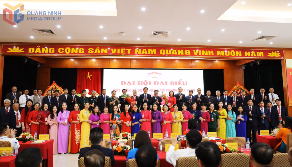 Lãnh đạo Ủy ban MTTQ tỉnh chúc mừng Ủy ban MTTQ phường Hạ Long nhiệm kỳ 2025-2030. Ảnh: Minh Đức
