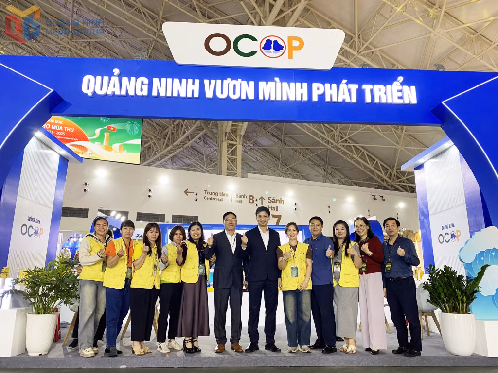 Đồng chí Nguyễn Văn Công, Phó Chủ tịch UBND tỉnh Quảng Ninh chụp ảnh lưu niệm cùng đại diện các doanh nghiệp, HTX tỉnh Quảng Ninh tham gia trưng bày, giới thiệu sản phẩm tại Hội chợ.