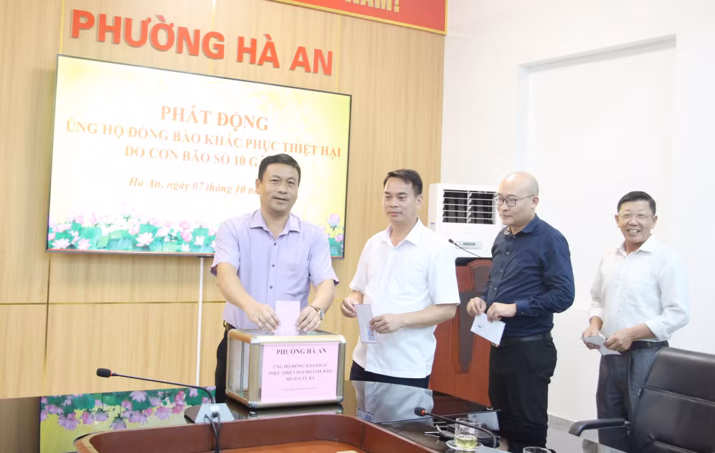 Cán bộ, công chức, viên chức, người lao động tại các cơ quan, đơn vị thuộc Đảng ủy, HĐND, UBND, Ủy ban MTTQ Việt Nam phường, đội ngũ cán bộ Trưởng thôn, khu trên địa bàn phường tham gia ủng hộ.
