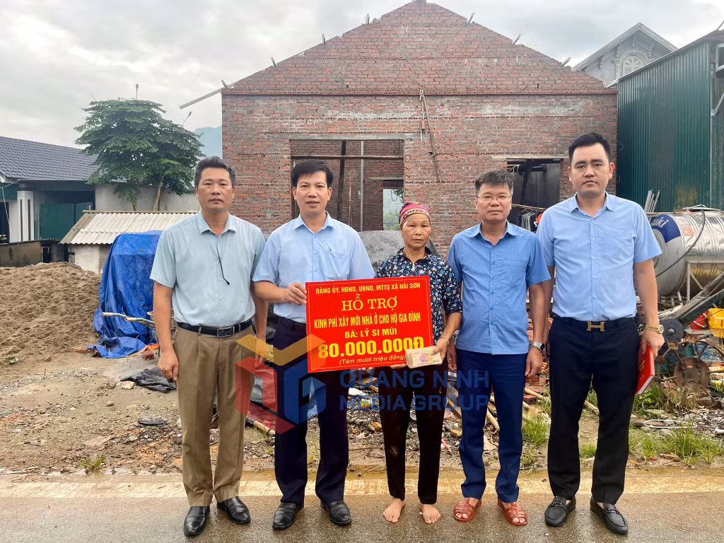 Lãnh đạo xã Hải Sơn trao kinh phí hỗ trợ xây nhà mới cho gia đình chị Lỷ Si Múi (thôn Thán Phún) (7-2025). Ảnh: Hữu Việt