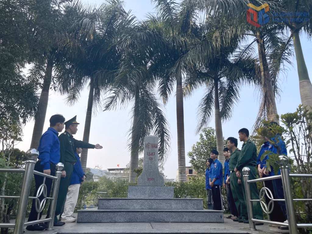 Thiếu tá Nguyễn Văn Tấn giới thiệu về đường biên, cột mốc cho các ĐVTN tại cột mốc 1347 