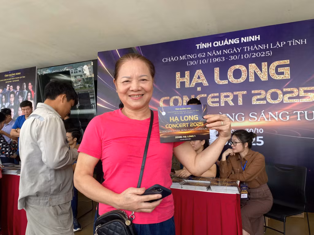 Người dân và du khách xếp hàng trật tự đổi vé “Hạ Long concert 2025” ảnh 10