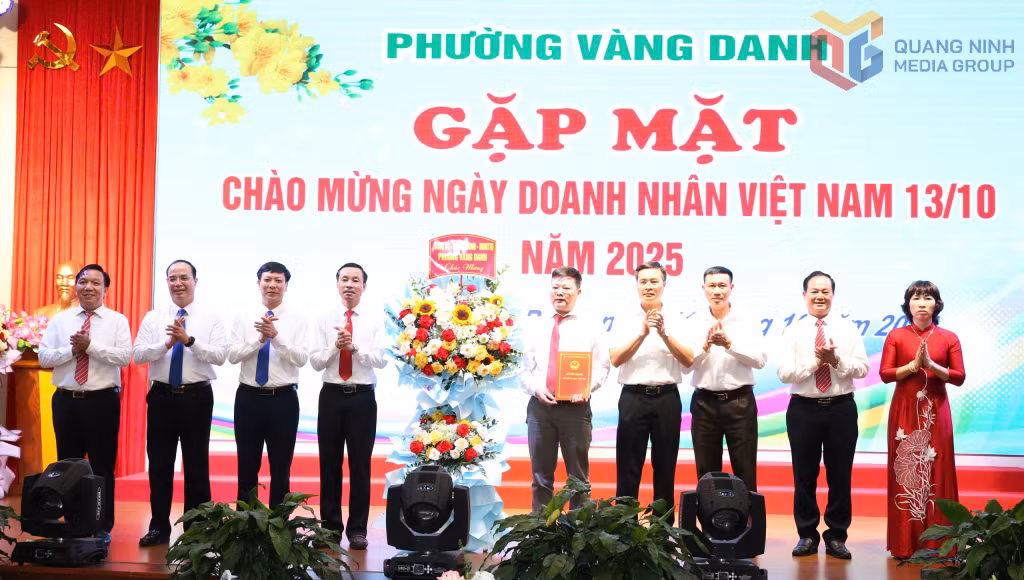 Lãnh đạo phường Vàng Danh tặng hoa chúc mừng các doanh nghiệp, doanh nhân trên địa bàn.