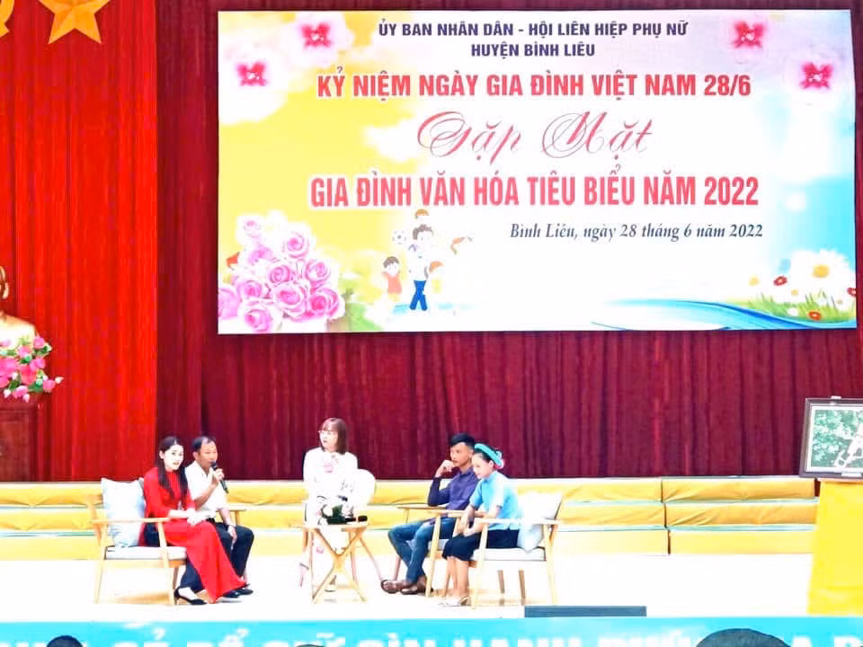 Gia đình cô Mai phát biểu giao lưu trong buổi Gặp mặt gia đình văn hóa tiêu biểu.