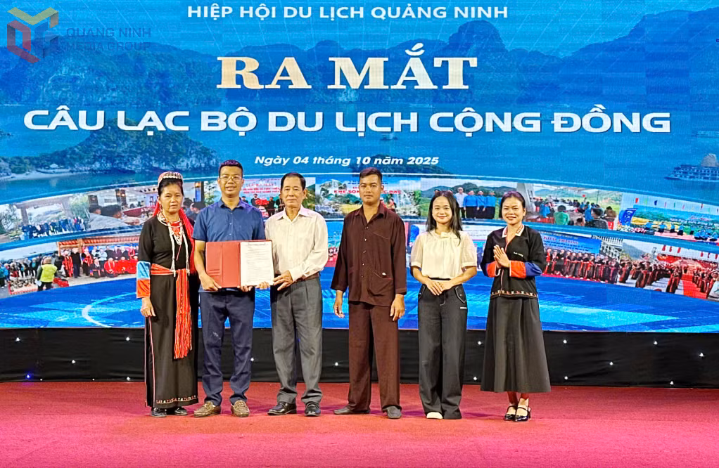 Chủ tịch Hiệp hội Du lịch Quảng Ninh trao quyết định cho Câu lạc bộ Du lịch cộng đồng.