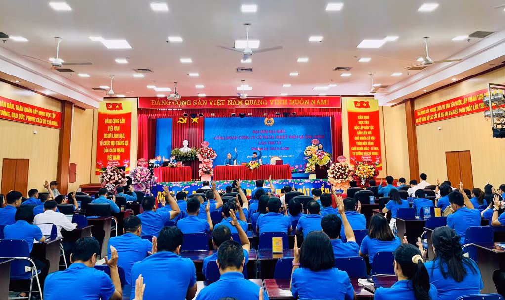 Các đại biểu tiến hành biểu quyết tại Đại hội.