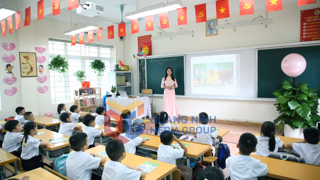Trường Tiểu học Hạ Long ứng dụng trí tuệ nhân tạo vào việc dạy học của giáo viên (10-2025). Ảnh: Minh Hà
