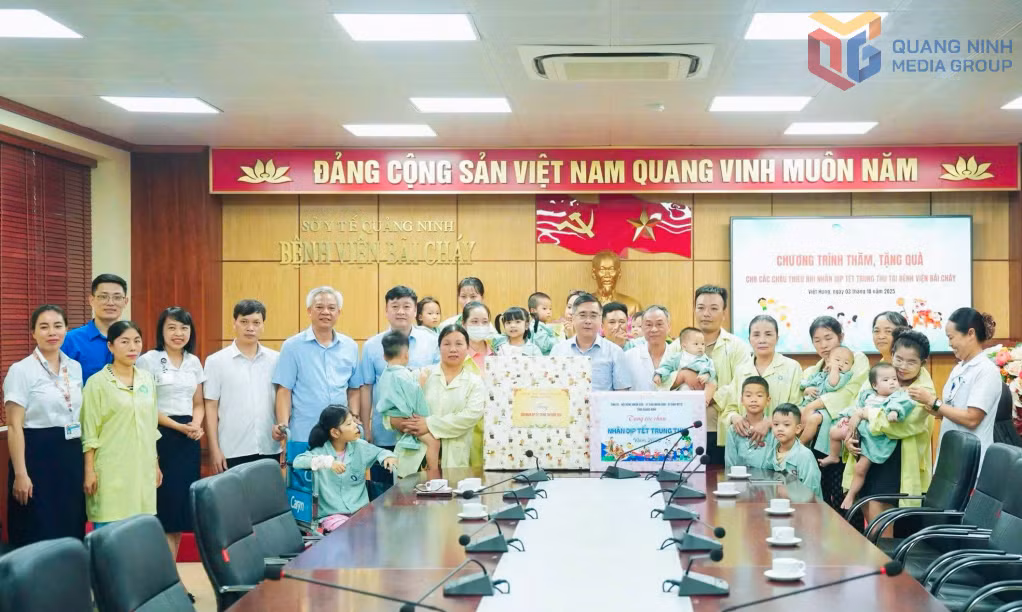 Đồng chí Nguyễn Chí Thành, Ủy viên Ban Thường vụ Tỉnh ủy, Phó Chủ tịch Thường trực Ủy ban MTTQ tỉnh, tặng quà Trung thu cho các bệnh nhi đang điều trị tại Bệnh viện Bãi Cháy.