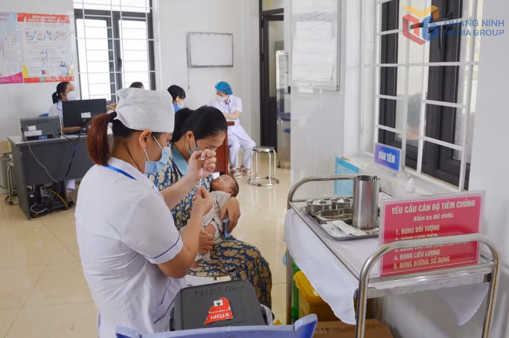 Tiêm chủng cho trẻ em trong chương trình tiêm chủng mở rộng tại Trạm Y tế phường Hiệp Hòa.