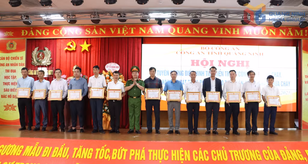 Đại tá Lê Hồng Vân, Phó Giám đốc Công an tỉnh trao giấy khen cho các tập thể, cá nhân điển hình tiên tiến.