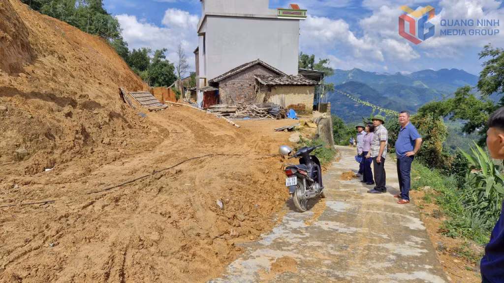 Lãnh đạo xã Lục Hồn kiểm tra khu vực có nguy cơ sạt lở trên địa bàn.