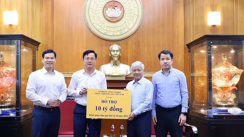 Đồng chí Đỗ Văn Chiến (thứ 2 từ phải sang) và đại diện lãnh đạo Đảng ủy Mặt trận Tổ quốc, các đoàn thể Trung ương tiếp nhận ủng hộ từ các doanh nghiệp, tổ chức, đơn vị.