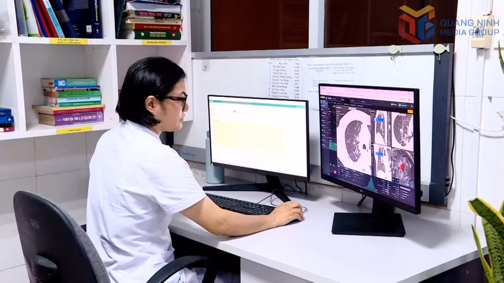 Các bác sĩ tại Bệnh viện Bãi Cháy sử dụng AI trong chẩn đoán sớm ung thư phổi.