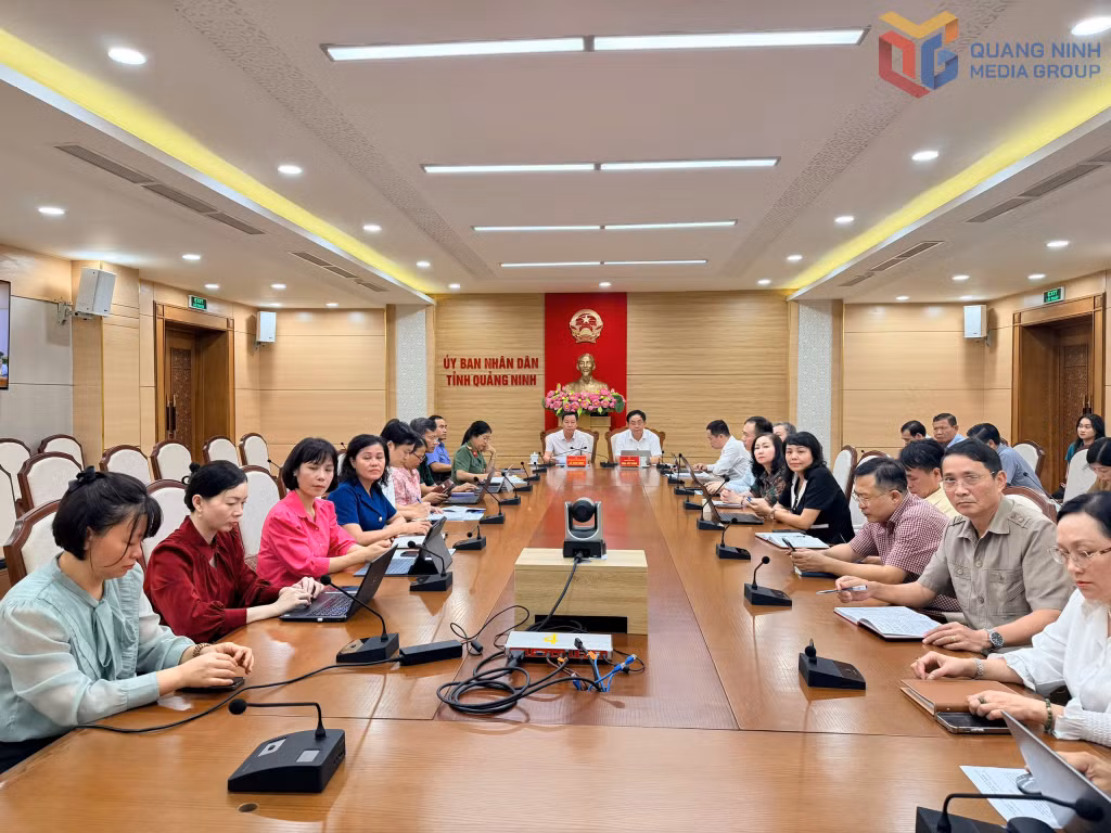 Quang cảnh phiên họp trực tuyến tại điểm cầu UBND tỉnh Quảng Ninh.