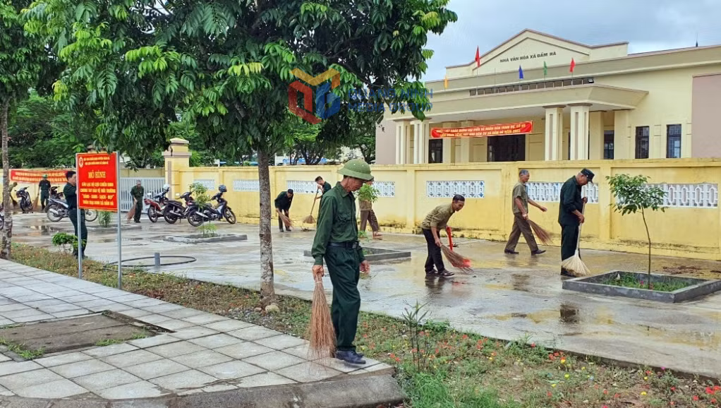 Câu lạc bộ CCB tự quản bảo vệ môi trường thôn Trại Dinh (xã Đầm Hà) dọn vệ sinh môi trường tại khu vực nhà văn hóa thôn.