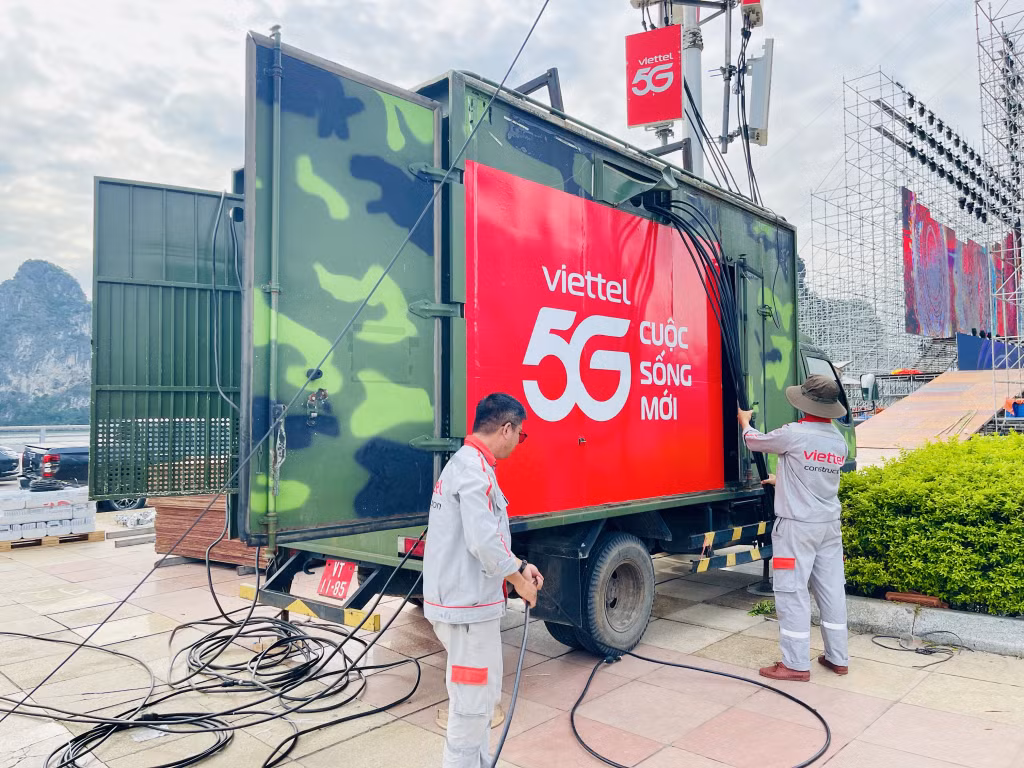 Lực lượng kỹ thuật của Viettel Quảng Ninh lắp đặt thiết bị phát sóng di động 4G tại Quảng trường 30/10.