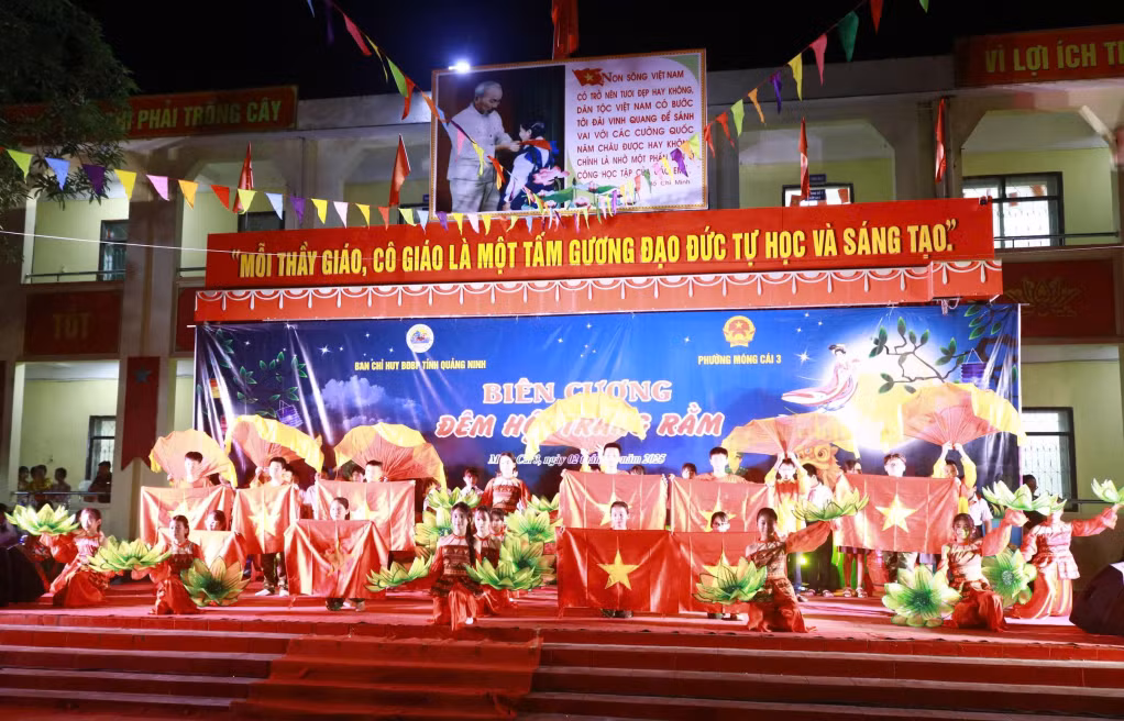 Chương trình văn nghệ do các em học sinh trên địa bàn phường Móng Cái 3 dàn dựng, biểu diễn. 