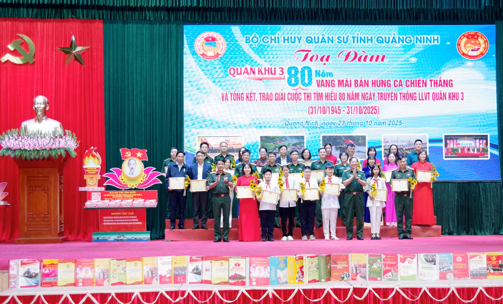 Thủ trưởng Bộ CHQS tỉnh khen thưởng cho các tập thể, cá nhân đoạt giải cuộc thi tìm hiểu 80 năm LLVT Quân khu 3.