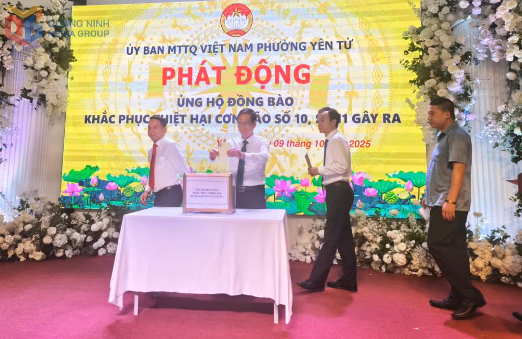 Lãnh đạo phường Yên Tử và các doanh nhân tham gia ủng hộ đồng bào khắc phục thiệt hai cơn bão số 10 và số 11.