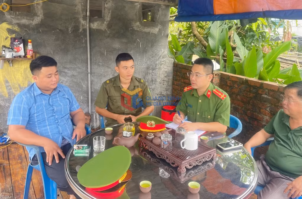 Công an xã Hải Sơn gặp gỡ, trao đổi thông tin với ông Sằn A Sẹc, Bí thư, Trưởng thôn Pò Hèn.