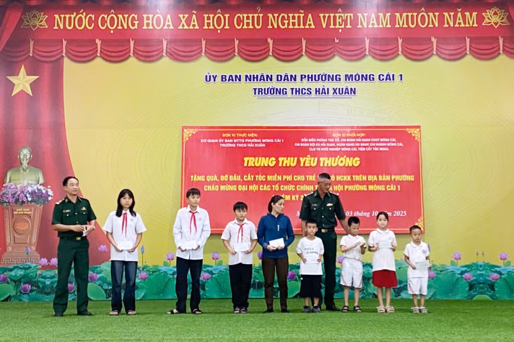 Lãnh đạo Đồn BP Trà Cổ trao tặng quà Trung thu cho các cháu thiếu nhi có hoàn cảnh khó khăn phường Móng Cái 1, Móng Cái 2. 