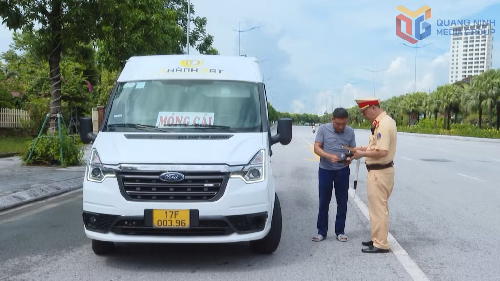 Cán bộ Phòng Cảnh sát giao thông (Công an tỉnh) kiểm tra giấy tờ đối với phương tiện kinh doanh vận tải.