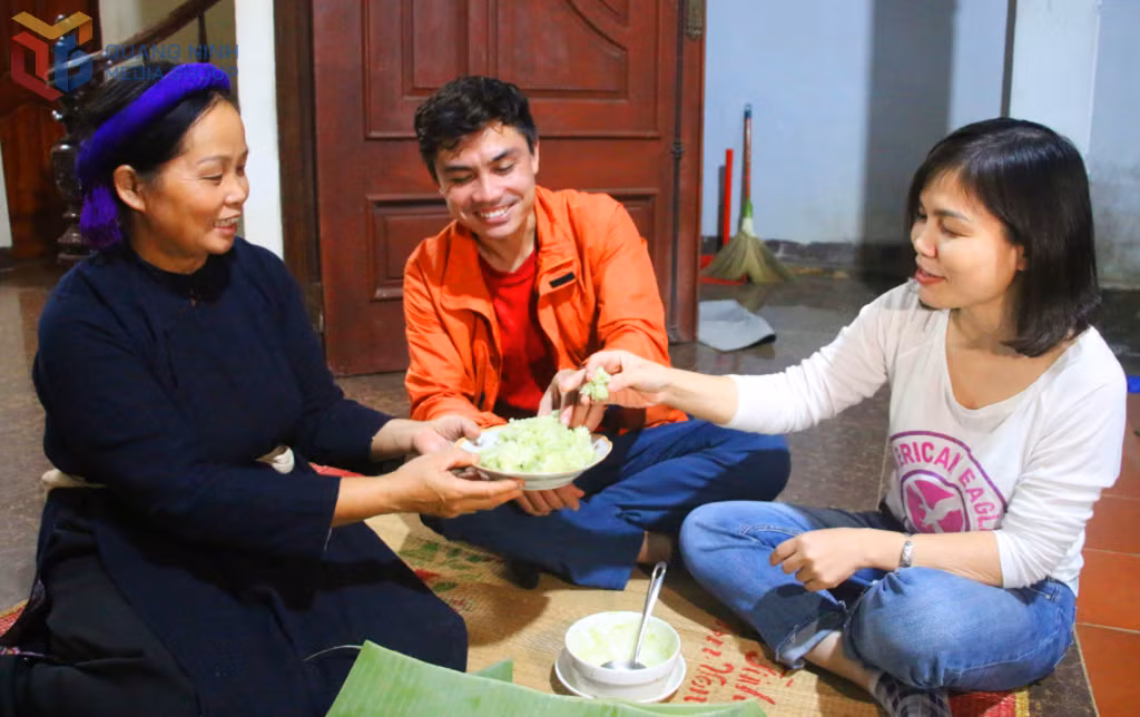 Du khách trải nghiệm ăn cơm mới cùng nét đẹp văn hóa đồng bào Tày.