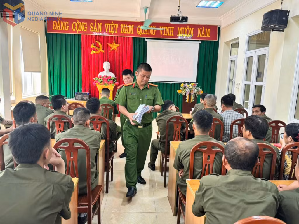 Công an xã Quảng La tập huấn Luật Trật tự, an toàn giao thông đường bộ cho lực lượng bảo vệ an ninh trật tự ở cơ sở.