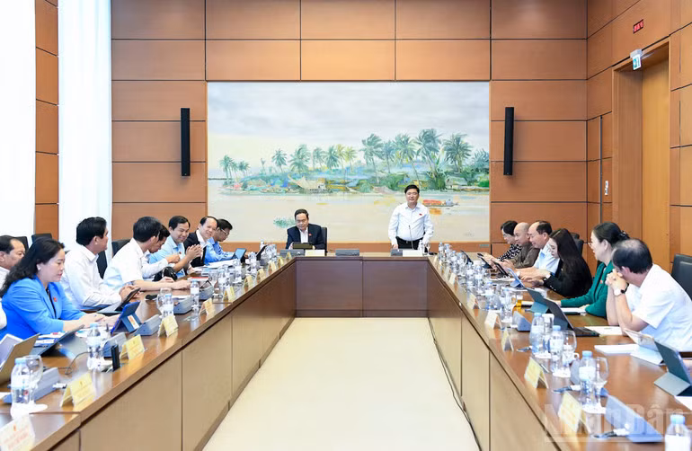 Quang cảnh phiên thảo luận tổ sáng 22/10. (Ảnh: DUY LINH)