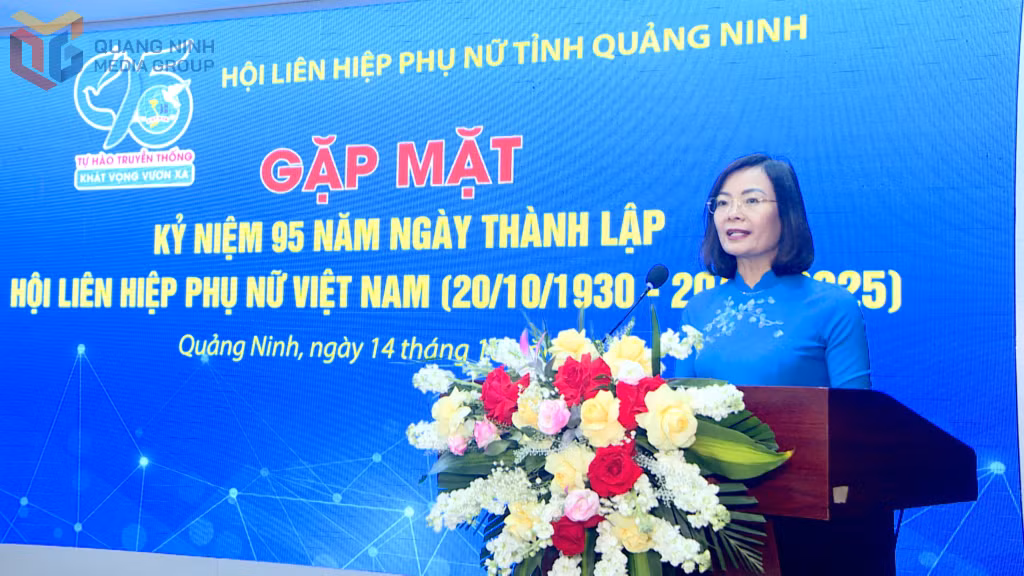 Đồng chí Nguyễn Vũ Thu Hòa, Chủ tịch Hội LHPN tỉnh phát biểu ôn lại truyền thống vẻ vang, hào hùng của các thế hệ phụ nữ Việt Nam và phụ nữ Quảng Ninh qua các thời kỳ.