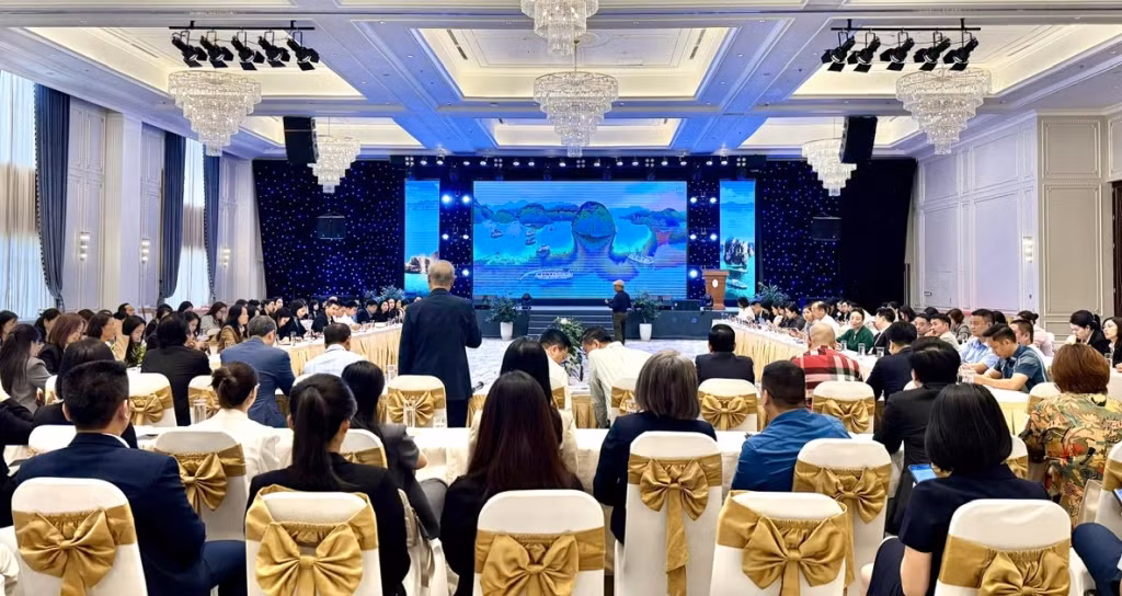 Quang cảnh buổi làm việc. 