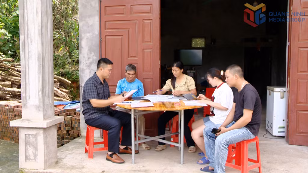 Người dân đến nhà Bí thư chi bộ, trưởng thôn Nặm Tút (xã Lục Hồn) cung cấp thông tin để thực hiện chiến dịch làm giàu, làm sạch CSDL đất đai trên địa bàn.
