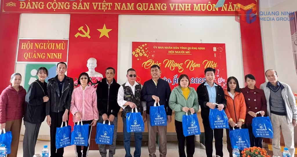 Hội Bảo trợ NKT-TMC tỉnh và Chi nhánh Sữa non Natrumax tặng quà Tết cho hội viên của Hội người mù tỉnh. Ảnh: Dương Trường