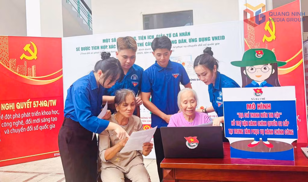 ĐVTN xã Ba Chẽ hỗ trợ người cao tuổi thực hiện các thủ tục hành chính công.