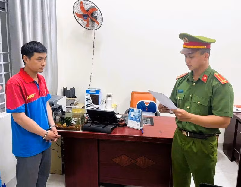 Công an Đà Nẵng truy nóng, bắt giữ đối tượng cướp giật điện thoại, bán lấy 500.000 đồng. Ảnh: CACC