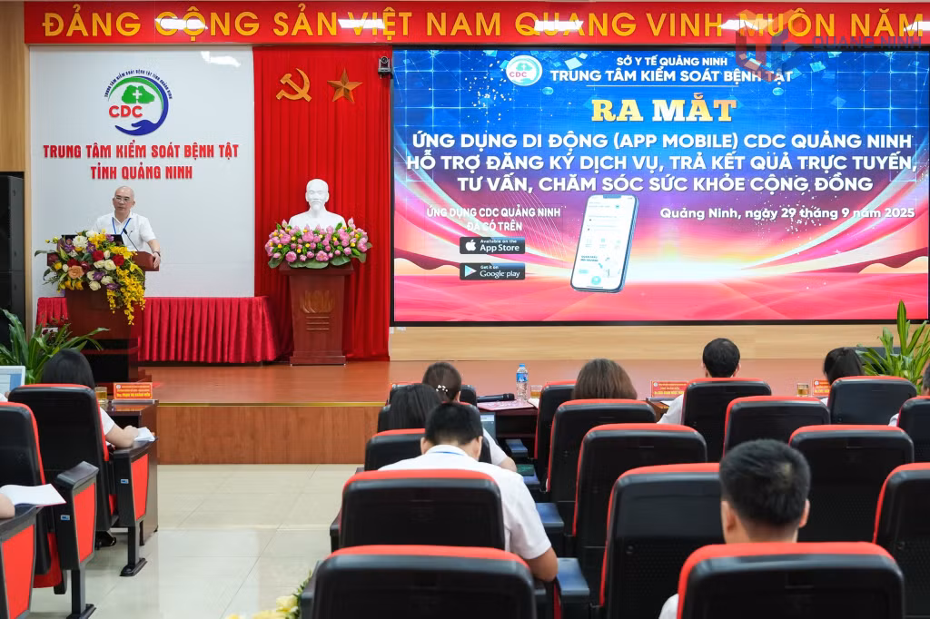 Trung tâm Kiểm soát bệnh tật tỉnh ra mắt ứng dụng di động CDC Quảng Ninh. Ảnh: Công Sơn (CDC Quảng Ninh)