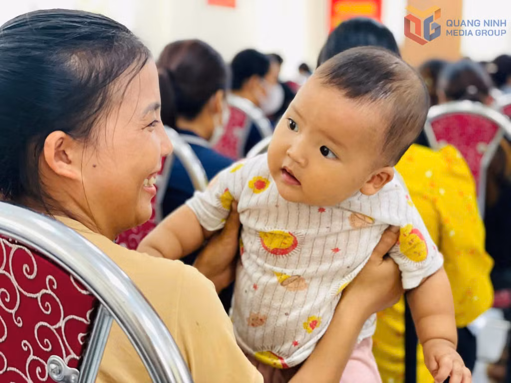 Tham gia mô hình, phụ nữ thôn Khe Nháng (xã Kỳ Thượng) bế con đến Nhà văn hóa thôn để học kỹ năng nuôi dạy con nhỏ.