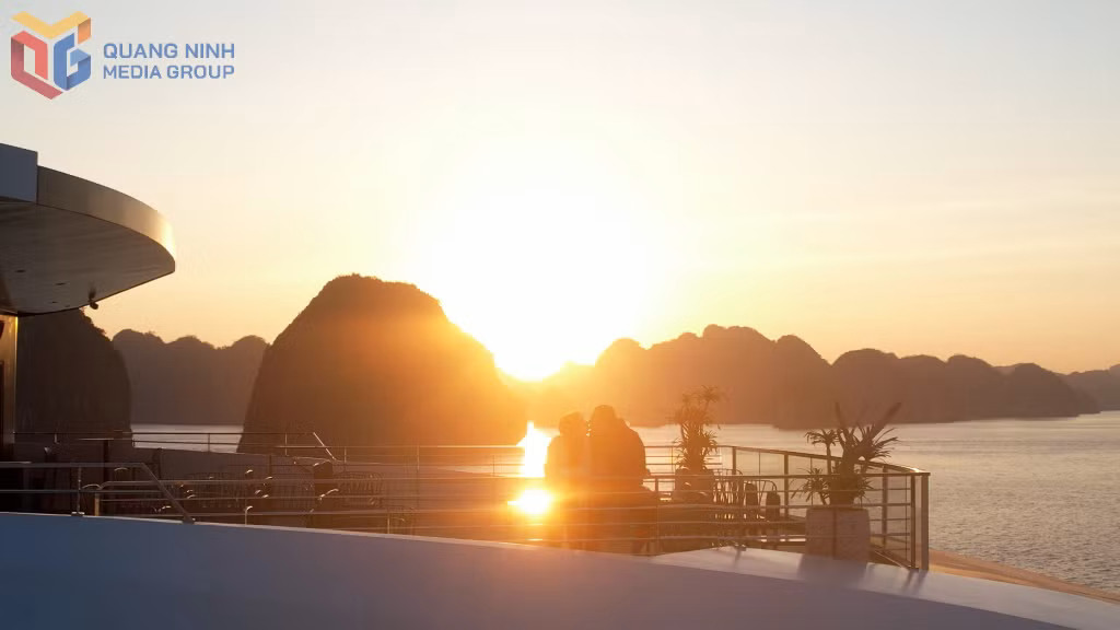 Hoàng hôn buông xuống, du khách đắm mình trong khoảnh khắc bình yên, lắng nghe tiếng sóng vỗ và tận hưởng phút giây thư thái giữa biển trời.