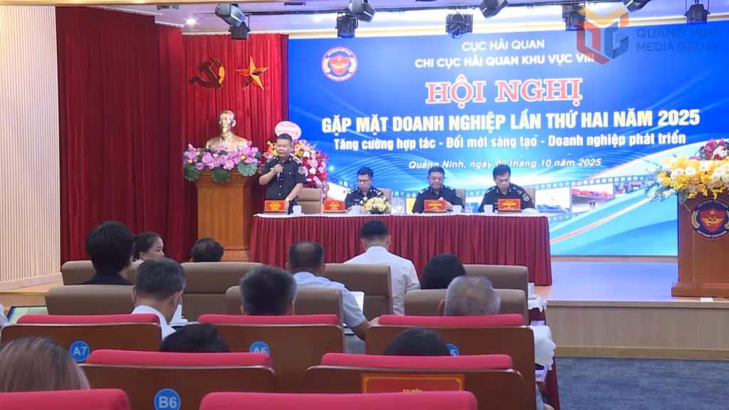 Lãnh đạo Chi cục Hải quan khu vực VIII đối thoại với doanh nghiệp hoạt động xuất nhập khẩu.