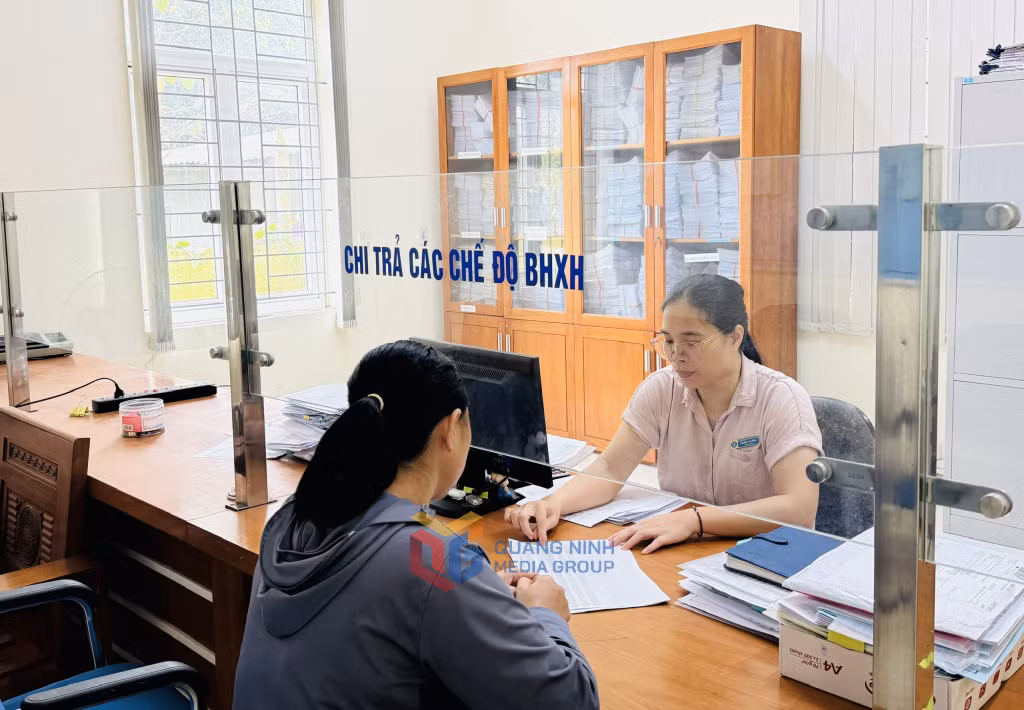 Cán bộ BHXH cơ sở Bình Liêu tư vấn cho người dân tham gia BHXH tự nguyện.