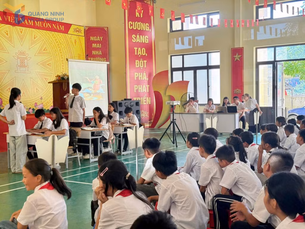 Giáo viện Trường TH và THCS Hải Sơn sử dụng PowerPoint, trình chiếu video, hình ảnh minh họa, ứng dụng AI để tạo học liệu sinh động trong giảng dạy.