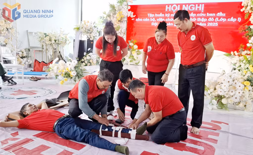Các học viên thực hành kỹ năng băng bó vết thương do gãy chân do tai nạn.
