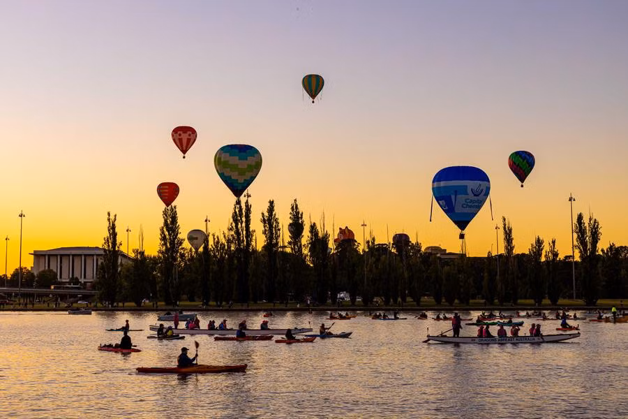 Trải nghiệm khinh khí cầu bay trên Hồ Burley Griffin trong Lễ hội khinh khí cầu Canberra thường niên tại Canberra, Australia hồi tháng 3.2025. Ảnh: Xinhua