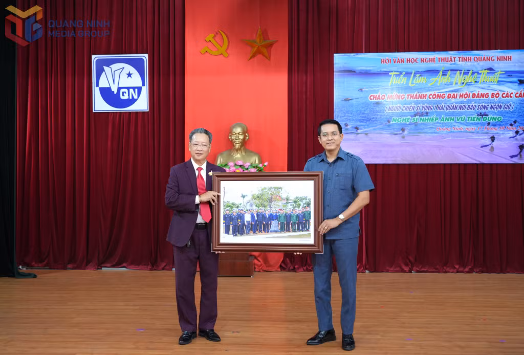 Nghệ sĩ nhiếp ảnh Vũ Tiến Dũng tặng ảnh cho lãnh đạo Đảng ủy UBND tỉnh Quảng Ninh.