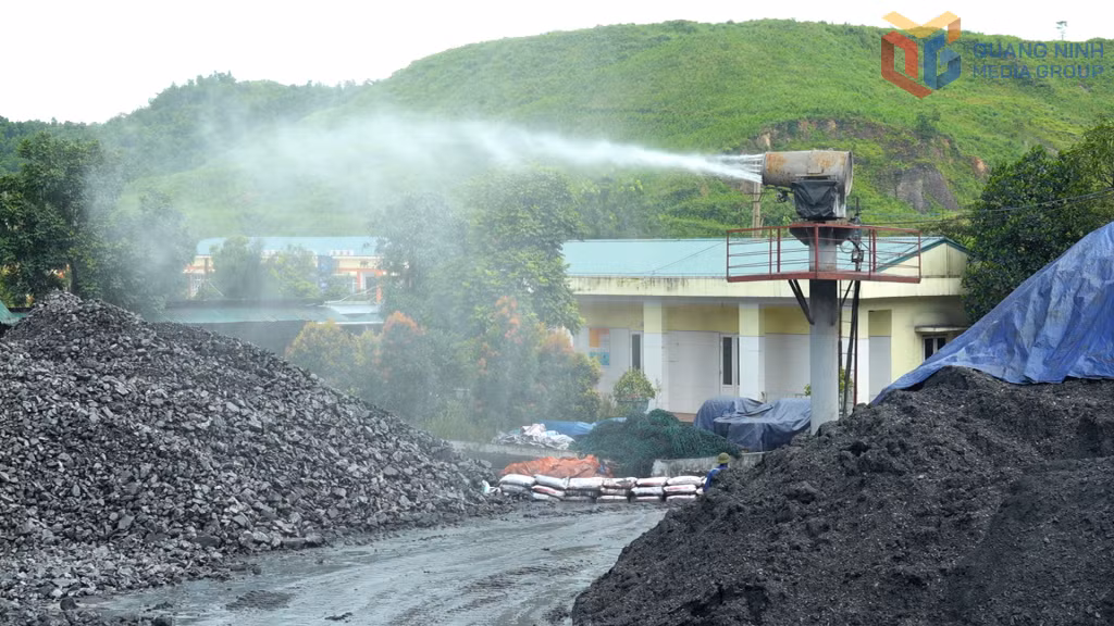Hệ thống phun sương dập bụi tại khu vực chế biến than, Công ty Than Khe Chàm, TKV.