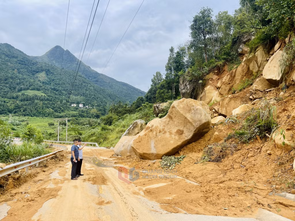 Cơn bão số 10 vừa qua gây sạt lở đá trên tuyến đường vào thôn Loòng Vài. Bước đầu xã đã khơi thông đường, hiện đang huy động nhân công phá đá để vận chuyển đi.