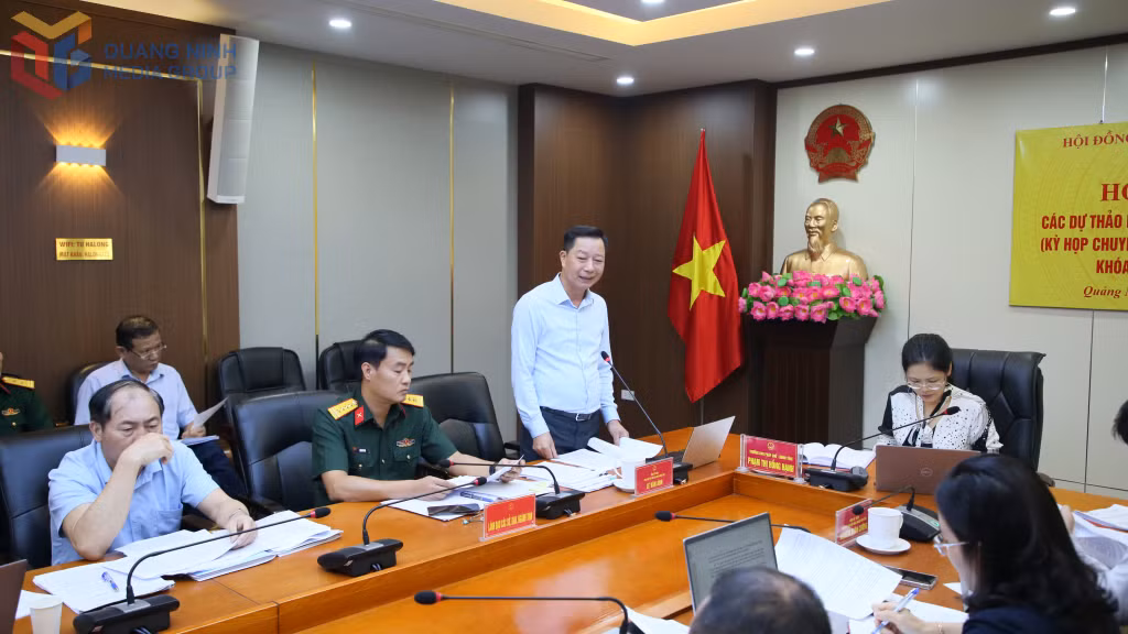 Đồng chí Lê Văn Ánh, Phó Chủ tịch UBND tỉnh, phát biểu tại cuộc họp.